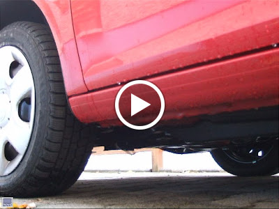 Wasser läuft aus Türen nach Regen