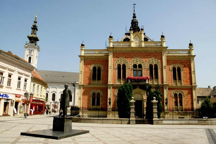 Škofovska rezidenca s pravoslavno katedralo v ozadju