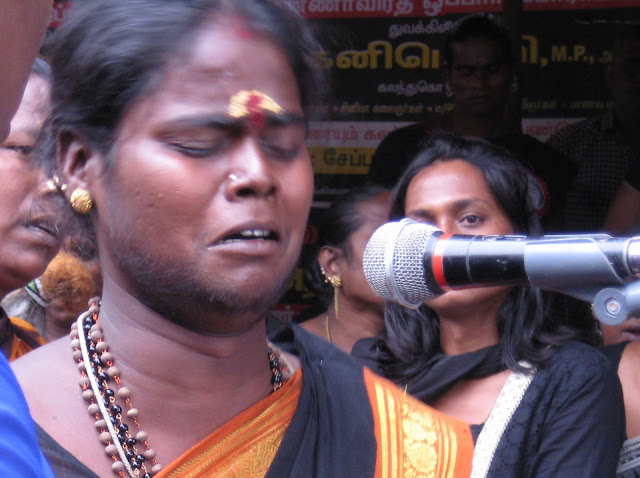 A Transgender sister singing Oppari