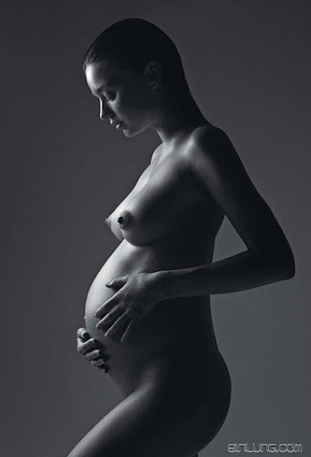 miranda kerr pregnant w magazine. Miranda, 27, says she is not