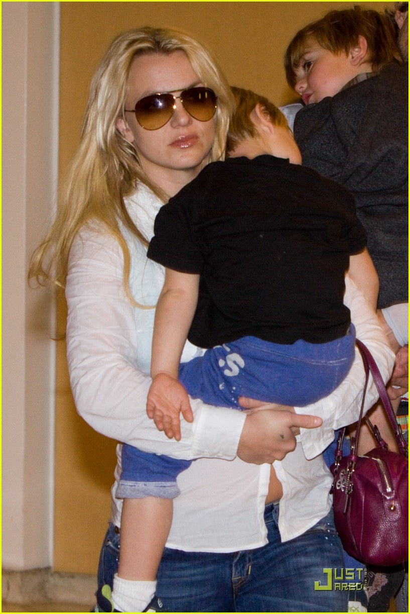 [britney-spears-louisiana-to-los-angeles-05[2].jpg]
