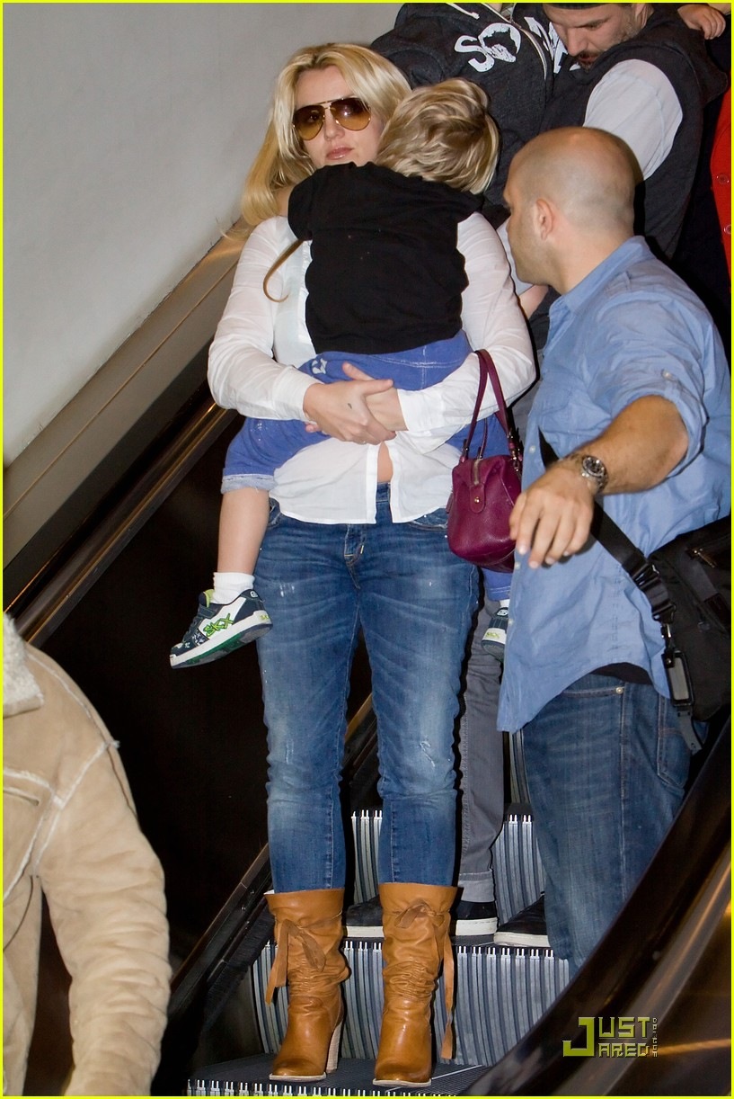 [britney-spears-louisiana-to-los-angeles-06[2].jpg]