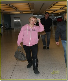 britney-spears-pink-sweatshirt-jfk-jason-trawick-03