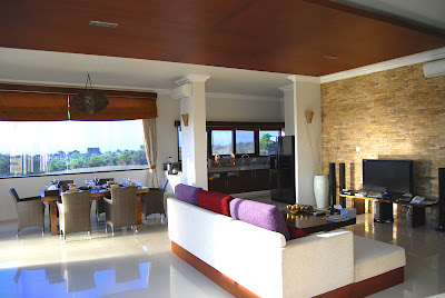 http://lh6.ggpht.com/_qWTvnTto_fE/SoONjsD0aVI/AAAAAAAABWE/ZNV4HCC4IJY/s400/SkyHouse-LivingRoom1.jpg