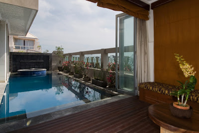 http://lh6.ggpht.com/_qWTvnTto_fE/SoOSESD5MtI/AAAAAAAABXM/AZwmG60Y_-w/s400/SkyHouse-SwimmingPool2.jpg