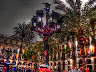 Las farolas de Gaudí en la Plaça Reial