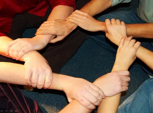 [hands circle[4].jpg]