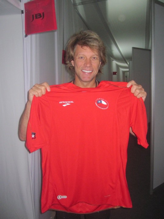 Foto: Jon Bon Jovi todo faceirão depois de passar pelo Chile com a The Circle Tour