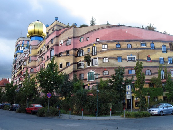 ATT00001 15 Strange buildings in the World‏