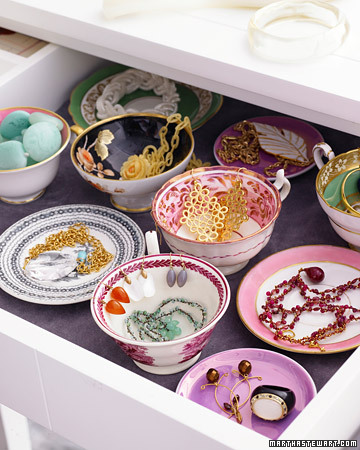 [stylish drawer organizing china bowls cups[3].png]