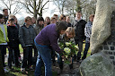 Bloemlegging bij oorlogsmonument