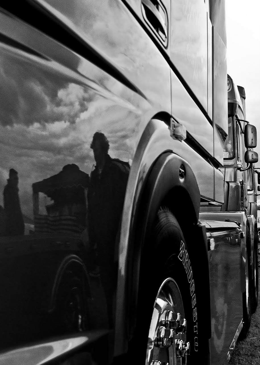 NC at Truckfest 2010 - I see youuuuuu! - 41a_shiny_merc
