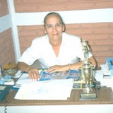 Virginia Gómez De Guillen, then headteacher of the school, won the award of best headteacher in Managua for the fifth year running - this shows Virginia with the award.