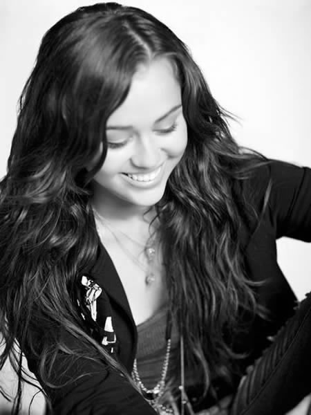 miley-cyrus-get-ur-good-on1 hsm4 Miley Cyrus Donara Su Ropa Por Buena Causa