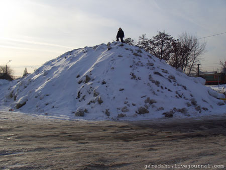 Киев, большая гора снега.