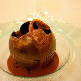 Sphère déstructurée chocolat, café. Amaretto façon café brûlot.

A lorigine, la sphère de chocolat était entière. Dessus est versé un chocolat chaud venant révéler lintérieur de la construction.