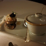 Tartare de coquillages, caviar ;
bouillon de poule à la citronnelle.