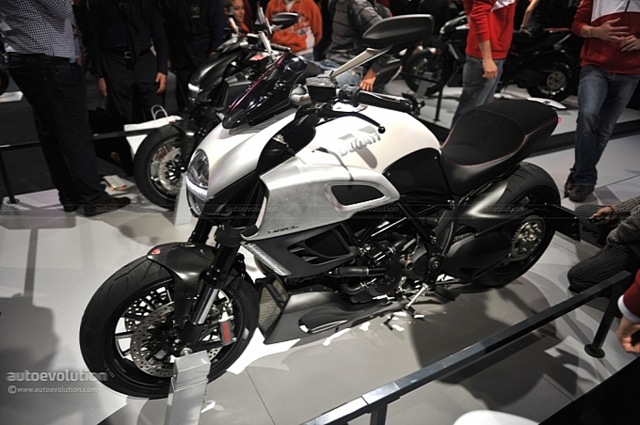 [2011-Ducati-Announces-Diavel-Experience-Month[5].jpg]