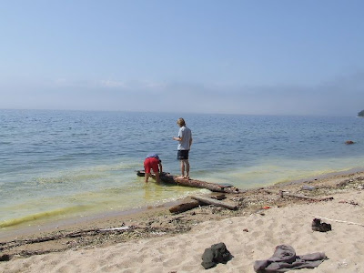 Christian und Johannes beim Bau des Steges.