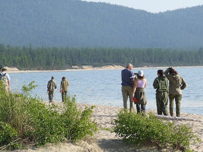 In der Mittagspause brauchten wir nur ein paar hundert Meter den Strand entlang zu laufen, um an den gedeckten Mittagstisch zu gelangen.