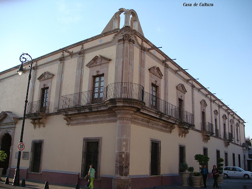 http://lh6.ggpht.com/_rKlwpd50Q-Q/SCD6-EPN_WI/AAAAAAAAAEI/BUm2YNxgV_Q/5+Casa+de+Cultura.jpg