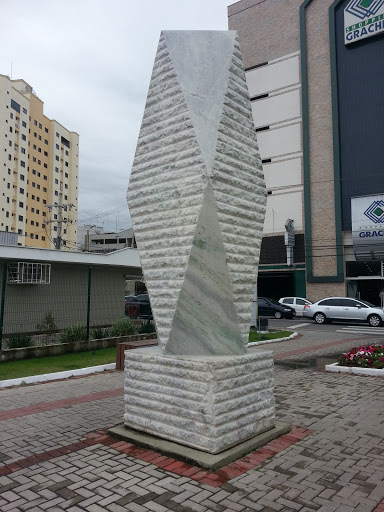 Estátua Losango 