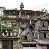 Charakterystyczna “balkonowa” zabudowa Tbilisi.