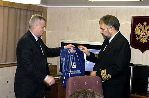 Вручение капитану ледокола Дмитрию Лобусову памятных сувениров