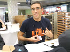 Tiago a separar os business cards para o networking