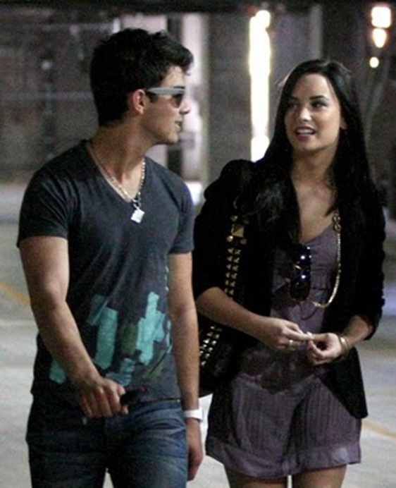 joe-jonas-demi-lovato-church-01