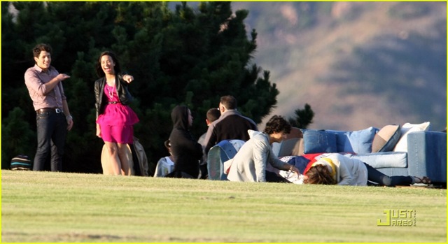 [selena-gomez-nick-jonas-wiffle-ball-24[4].jpg]