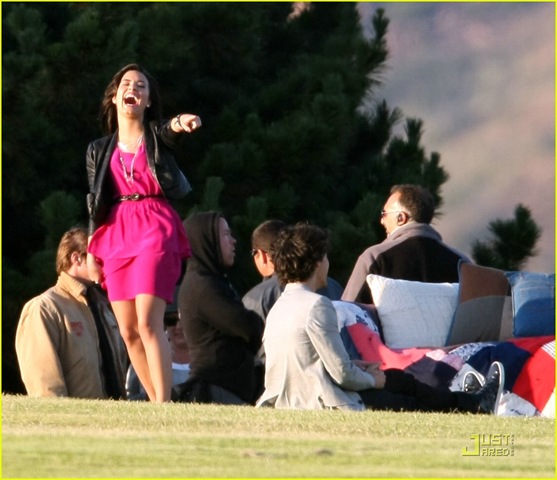 [selena-gomez-nick-jonas-wiffle-ball-25[4].jpg]