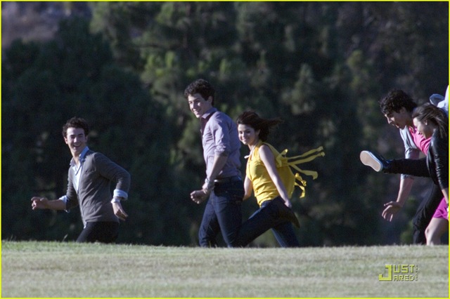 [selena-gomez-nick-jonas-wiffle-ball-28[4].jpg]