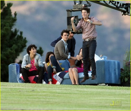 selena-gomez-nick-jonas-wiffle-ball-29