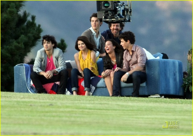 [selena-gomez-nick-jonas-wiffle-ball-07[4].jpg]