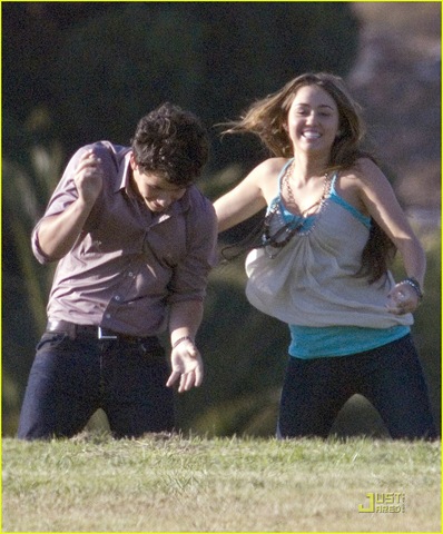 [miley-cyrus-nick-jonas-hug-04[4].jpg]