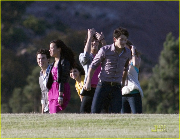 [miley-cyrus-nick-jonas-hug-10[4].jpg]