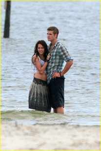 miley-cyrus-liam-hemswroth-kiss-11