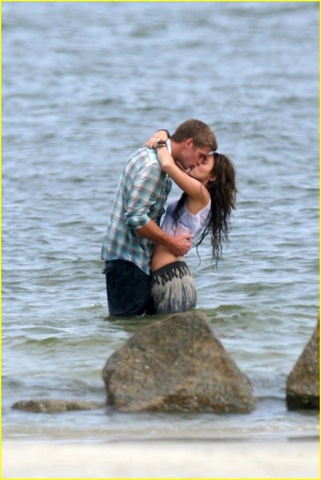 [mileycyrusliamhemswrothkiss064.jpg]