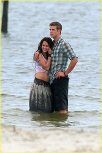 miley-cyrus-liam-hemswroth-kiss-05