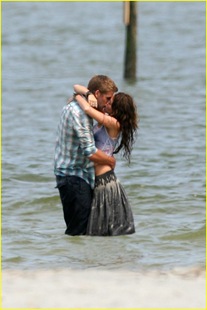 miley-cyrus-liam-hemswroth-kiss-02