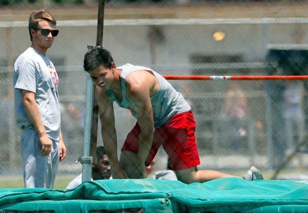 [gallery_mainTaylorLautnerspl113410_013[3].jpg]