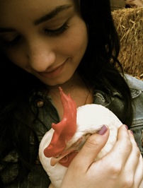 Demi Lovato y la gallina