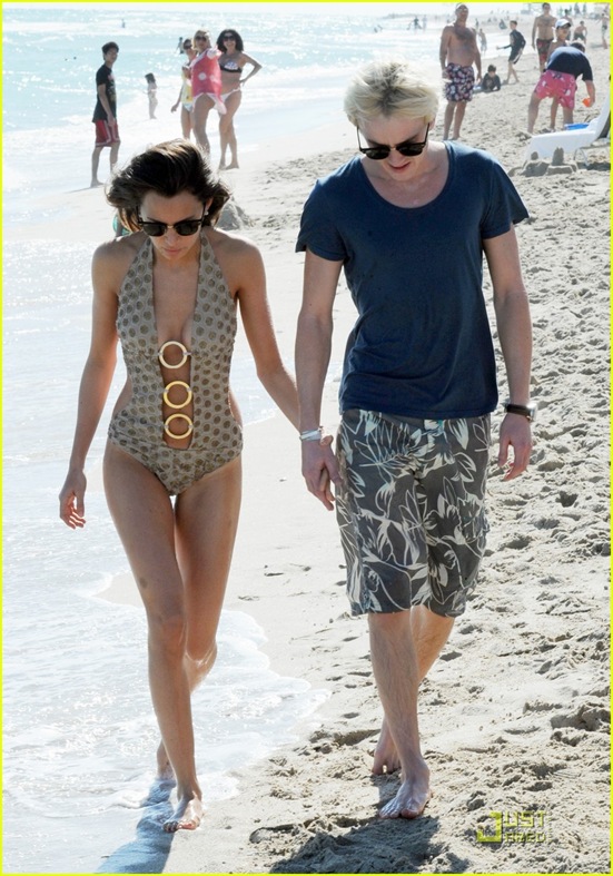 tom-felton-romantic-beach-stroll-girlfriend-05