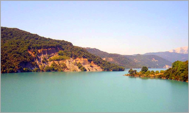Λίμνη-Πουρναρίου.  Στα ορεινά Τζουμέρκα ,και στο δήμο Αθαμανίας   βρισκεται η λιμνη  Πουρναρίου