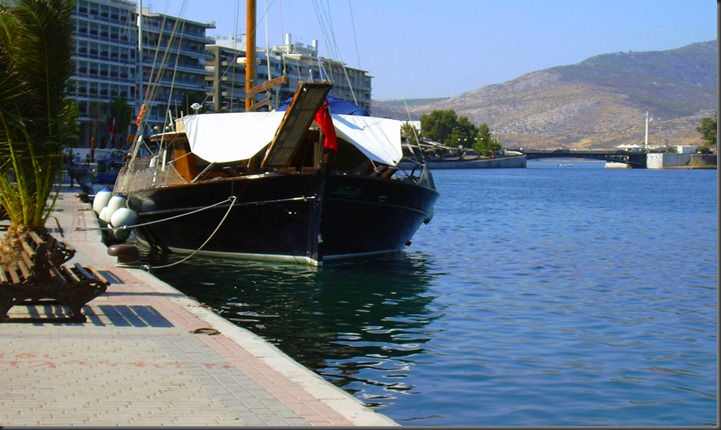 Γερό ξύλινο σκαρί δεμένο στο λιμάνι -- Strong wooden boat tied up at port