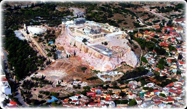 Η-Ακρόπολη-των-Αθηνών. Στο βραχώδη λόφο της Ακρόπολης, που δεσπόζει στο κέντρο της σύγχρονης Αθήνας, βρισκόταν το σπουδαιότερο και μεγαλοπρεπέστερο ιερό της αρχαίας πόλης, αφιερωμένο, κατά κύριο λόγο, στην προστάτιδα θεά της, την Αθηνά. Με τον ιερό αυτό χώρο σχετίζονται οι σημαντικότεροι μύθοι της αρχαίας Αθήνας, οι μεγάλες θρησκευτικές εορτές, οι παλαιότερες λατρείες της πόλης αλλά και ορισμένα από τα καθοριστικά για την ιστορία της γεγονότα. Τα μνημεία της Ακρόπολης, αρμονικά συνδυασμένα με το φυσικό περιβάλλον, αποτελούν μοναδικά αριστουργήματα της αρχαίας αρχιτεκτονικής, που εκφράζουν πρωτοποριακούς συσχετισμούς ρυθμών και τάσεων της κλασικής τέχνης και επηρέασαν την πνευματική και καλλιτεχνική δημιουργία για πολλούς αιώνες αργότερα. Η Ακρόπολη του 5ου αι. π.Χ. αποδίδει με τον τελειότερο τρόπο το μεγαλείο, τη δύναμη και τον πλούτο της Αθήνας στην εποχή της μαγαλύτερης ακμής της, το ''χρυσό αιώνα'' του Περικλή. Ο λόφος επιλέχθηκε ήδη από τα νεολιθικά χρόνια (4000/3500-3000 π.Χ.) ως τόπος εγκατάστασης των κατοίκων της περιοχής. Κατάλοιπα εγκατάστασης της Πρώιμης και Μέσης Εποχής του Χαλκού εντοπίσθηκαν στην περιοχή του Ερεχθείου. Κατά το 13ο αι. π.Χ., ο βράχος τειχίσθηκε και αποτέλεσε την έδρα του τοπικού ηγεμόνα. Τμήματα αυτού του τείχους, που αναφέρεται συνήθως ως ''κυκλώπειο'', σώζονται αποσπασματικά ανάμεσα στα μεταγενέστερα μνημεία και η πορεία του μπορεί να αποκατασταθεί με σχετική ακρίβεια. Τον 8ο αι. π.Χ. η Ακρόπολη απέκτησε για πρώτη φορά τον αποκλειστικά ιερό της χαρακτήρα με την καθιέρωση της λατρείας της Αθηνάς Πολιάδος. Η θεά είχε το δικό της ναό, στη βορειοανατολική πλευρά του λόφου. Στα μέσα του 6ου αι. π.Χ., την εποχή που τύραννος της Αθήνας ήταν ο Πεισίστρατος, το ιερό απέκτησε μεγάλη αίγλη. Καθιερώθηκαν τα Παναθήναια, η μεγαλύτερη γιορτή των Αθηναίων προς τιμή της θεάς και ιδρύθηκαν τα πρώτα μνημειακά κτήρια και οι ναοί για τη λατρεία της, μεταξύ των οποίων, ο λεγόμενος ''Αρχαίος ναός'' και ο Εκατόμπεδος, πρόδρομος του Παρθενώνα. Τότε κατασκευάσθηκε το ιερό της Βραυρωνίας Αρτέμιδος και έγινε η πρώτη προσπάθεια για τη διαμόρφωση μνημειακού προπύλου του χώρου. Οι πιστοί αφιέρωναν στο ιερό πολυάριθμα και πλούσια αναθήματα, όπως ήταν οι μαρμάρινες κόρες και οι ιππείς, τα χάλκινα και πήλινα αγαλμάτια και τα αγγεία, πολλά από τα οποία συνοδεύονταν από επιγραφές, που βεβαιώνουν τη σημασία που είχε η λατρεία της Αθηνάς κατά την αρχαϊκή περίοδο. Μετά τη νίκη εναντίον των Περσών στο Μαραθώνα, το 490 π.Χ., οι Αθηναίοι επιχείρησαν να κτίσουν ένα πολύ μεγαλύτερο ναό στη θέση του Παρθενώνα, γνωστό ως Προπαρθενώνα. Αυτός ο ναός δεν ολοκληρώθηκε ποτέ, γιατί το 480 π.Χ., οι Πέρσες εισέβαλαν στην Αττική, λεηλάτησαν την Ακρόπολη και πυρπόλησαν τα μνημεία. Μετά την αποχώρηση των εχθρών, οι Αθηναίοι ενταφίασαν το γλυπτό διάκοσμο των κατεστραμμένων ναών καθώς και όσα αναθήματα είχαν διασωθεί, γεμίζοντας τις φυσικές κοιλότητες του εδάφους και διαμορφώνοντας με αυτό τον τρόπο τεχνητά άνδηρα στο χώρο του ιερού. Η Ακρόπολη οχυρώθηκε με νέο τείχος, αρχικά από το Θεμιστοκλή (στη βόρεια πλευρά) και στη συνέχεια από τον Κίμωνα (στη νότια πλευρά). Μάλιστα, στο βόρειο τμήμα του τείχους ενσωματώθηκαν αρχιτεκτονικά μέλη των κατεστραμμένων ναών, που φαίνονται μέχρι σήμερα από την αρχαία Αγορά και από τη βόρεια πλευρά της πόλης.