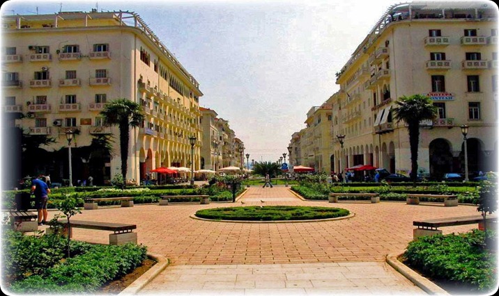Θεσσαλονίκη πλατείας Αριστοτέλους. Η πλατεία Αριστοτέλους αποτελεί ιστορικό και ταυτόχρονα ζωτικό τμήμα της σύγχρονης Θεσσαλονίκης. Ως προς την ιδιότητα του ζωτικού χώρου για τη σύγχρονη Θεσσαλονίκη, αυτή πηγάζει από την ταύτιση της πλατείας με τον μεγαλύτερο ενιαίο υπαίθριο χώρο στο κέντρο της πόλης, σημείο φιλοξενίας πλήθους εκδηλώσεων σε όλη τη διάρκεια του χρόνου αλλά και βασική περιοχή περιπάτου και αναψυχής των πολιτών της.