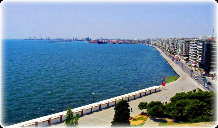 Θεσσαλονίκη - Η πόλη Θέα από το Λευκό Πύργο. Η Θεσσαλονίκη Στη μακρά ιστορική της πορεία βρέθηκε υπό την κατοχή διάφορων λαών και απετέλεσε τόπο πολιτισμικής σύγκλισης πολλών εθνοτήτων. Από το 1912 και τη λήξη του Α’ Βαλκανικού Πολέμου αποτελεί τη δεύτερη μεγαλύτερη πόλη του σύγχρονου ελληνικού κράτους και σήμερα είναι η μεγαλύτερη πόλη της Μακεδονίας και πρωτεύουσα της περιφέρειας Κεντρικής Μακεδονίας, με πληθυσμό 800.764 κατοίκους 2001. Η ίδρυσή της συμπίπτει με την αρχή της ελληνιστικής εποχής, την ανάληψη δηλαδή της οικουμενικής αυτοκρατορίας του Μεγάλου Αλεξάνδρου από τους επιγόνους του και την κυριαρχία του ελληνικού πολιτισμού στο μεγαλύτερο τμήμα του γνωστού, για τον τότε δυτικό άνθρωπο, κόσμου. Ο κληρονόμος του βασιλείου της Μακεδονίας και σύζυγος της ετεροθαλούς αδελφής του Μεγάλου Αλεξάνδρου, Κάσσανδρος, ίδρυσε την πόλη συνενώνοντας 26 πολίχνες, που βρίσκονταν γύρω από το Θερμαϊκό κόλπο, και της έδωσε το όνομα της γυναίκας του, θυγατέρας του Φιλίππου Β’, Θεσσαλονίκης (όνομα που προήλθε μετά από επιτυχή έκβαση μάχης επί των Θεσσαλών