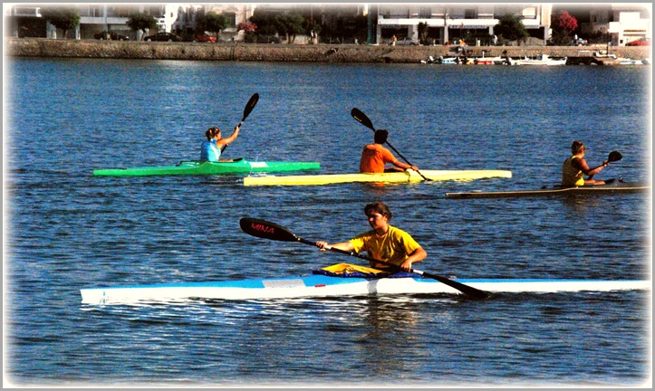 Καγιάκ κάνουν προπόνηση, στα νερά του Ευβοϊκού - Kayak makes training in the waters of Evian